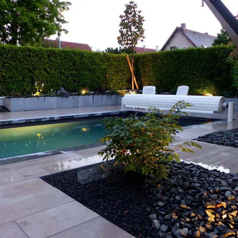Spots dirigeable autour de la piscine