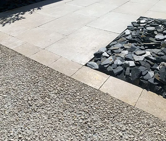 Cour en beton desactive chainage pave et terrasse en pierre