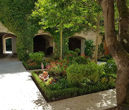 Massifs a la francaise aux pieds des remparts de Beaune