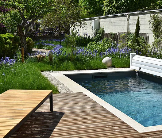 Piscine aux abords fleuris au cœur de ville