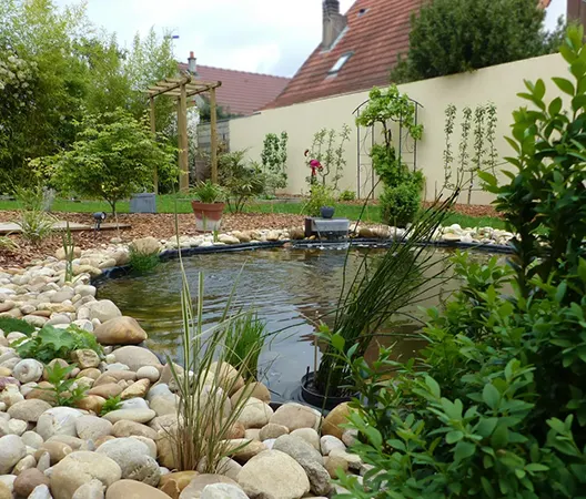 Création et aménagements de bassins, plan d'eau, cascades d'eau, lac et  jardins aquatiques pour votre jardin ou parc