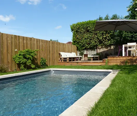 Aménagement autour d'une piscine