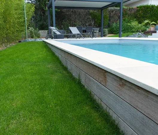 Bardage bois pour piscine semi-enterrée