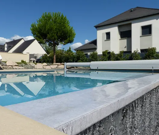 Piscine à débordement et plage immergée