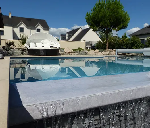 Piscine et sa plage en grès cérame