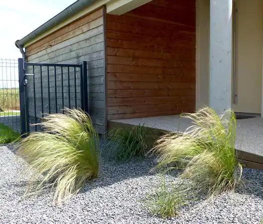 Photo Aménagement d'une entrée de maison, graviers, graminées et béton désactivé