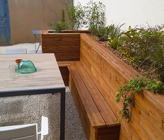 Création d’une assise en bois sur bac de plantation