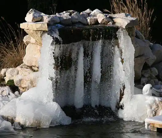 Photo Cascade en pierre en hiver