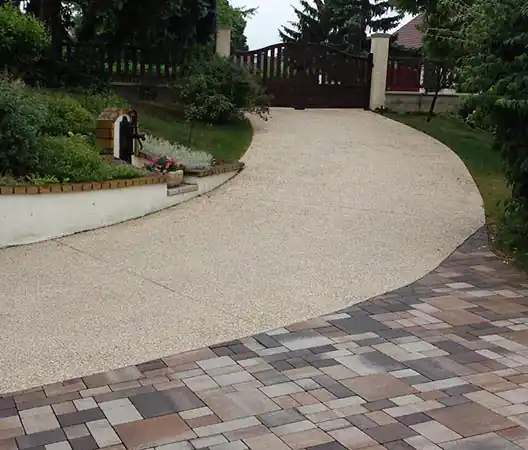 Descente de garage en béton désactivé