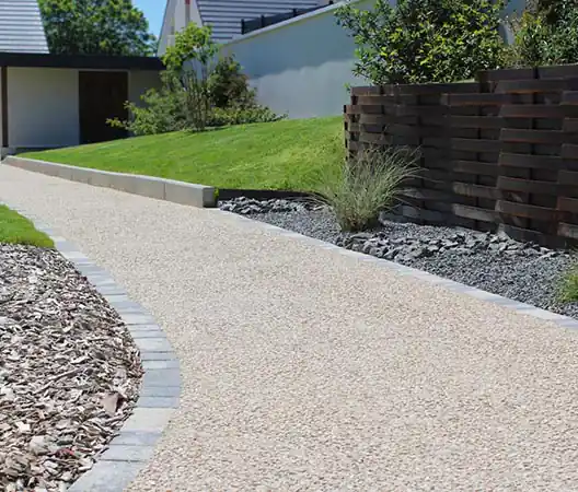 Allée de jardin en béton désactivé