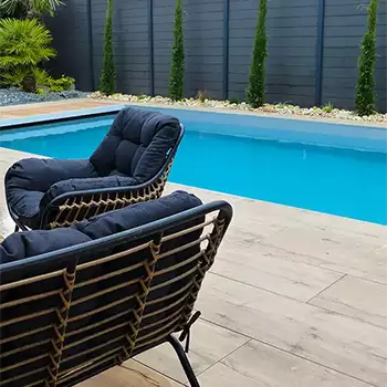 Création d'une plage de piscine en grès cérame imitation bois