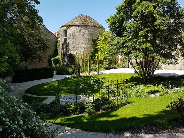 Aménagement d’une cour prestigieuse à Beaune en Bourgogne