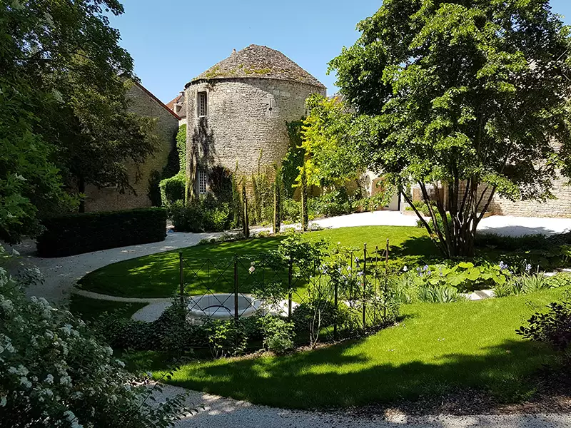 Un jardin aux pieds des remparts à Beaune