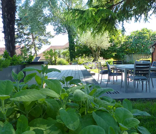 Plage de piscine en bois et terrasse grès cérame