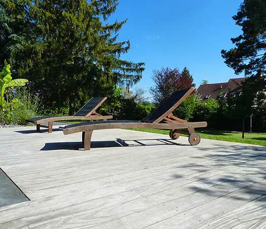 Plage de piscine en bois