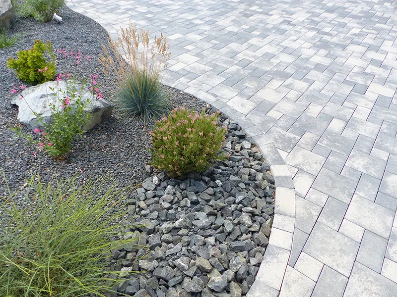 Jardin avec massif mineral, allées et paves