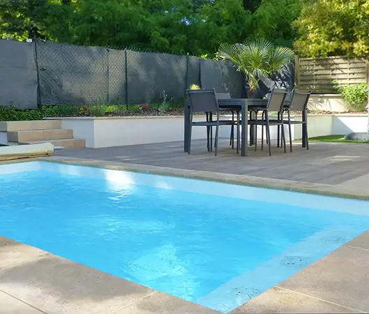 Piscine avec margelles en pierre et plage gres cerame