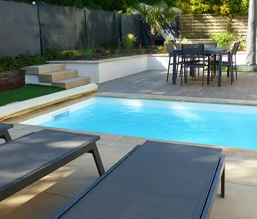 Piscine avec protection bache a barres