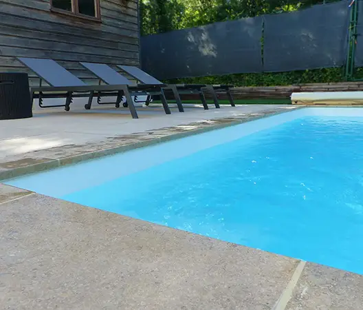 Piscine et margelles en pierre naturelle