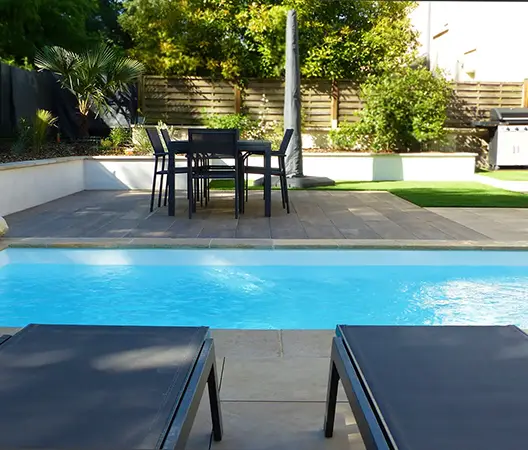 Piscine et terrasse en gres cerame