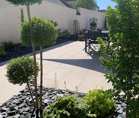 Terrasse en pierre et massif en paillage ardoise