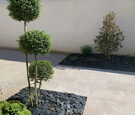 Terrasse en pierre naturelle massif ardoise et cour en beton desactive