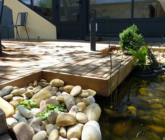 Avancée d'une terrasse bois sur l'eau et bassin d'agrément