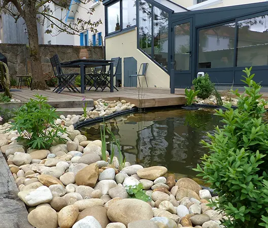 Jardin aquatique en Bourgogne et terrasse bois ombragée