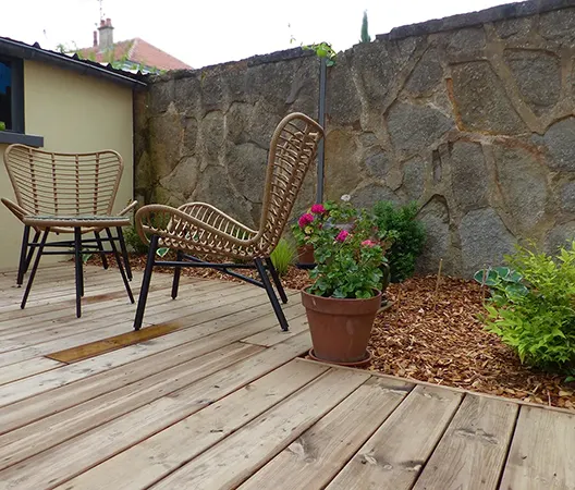 Pose de terrasse bois à Dijon et massif d'ombre