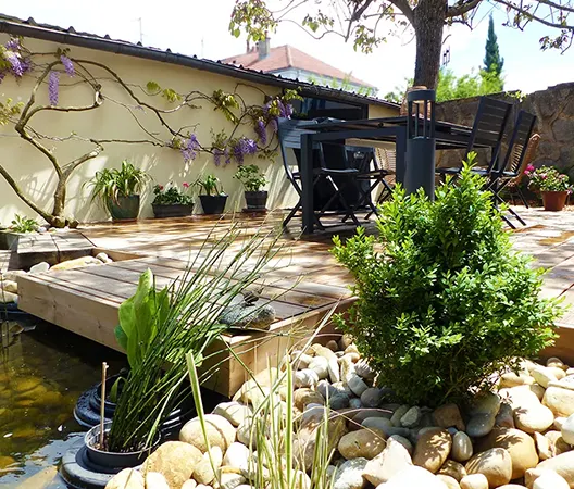 Terrasse avancée sur l'eau et jardin intimiste à Dijon