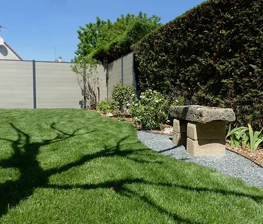 Integration d'un banc en pierre et refection d'un jardin a Dijon