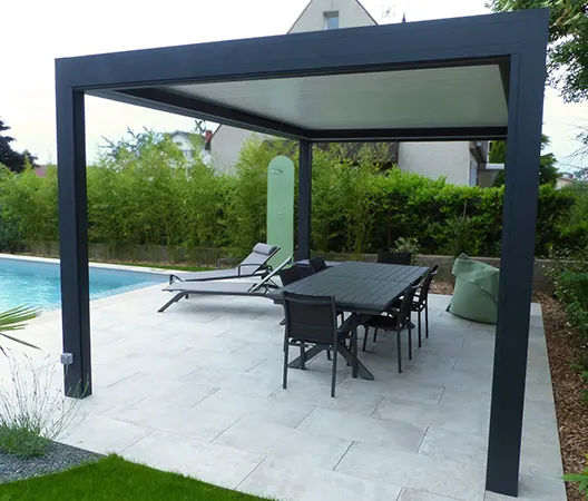 Pergola bioclimatique en bord de piscine