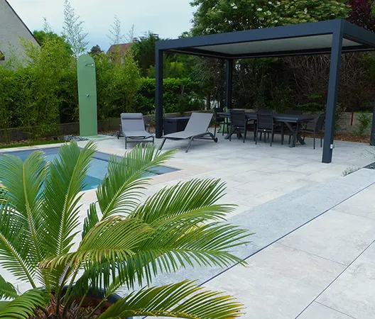 Plage de piscine sous une pergola bioclimatique