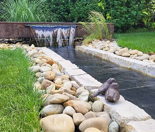 Chemin d'eau en ardoise et pierre de Bourgogne