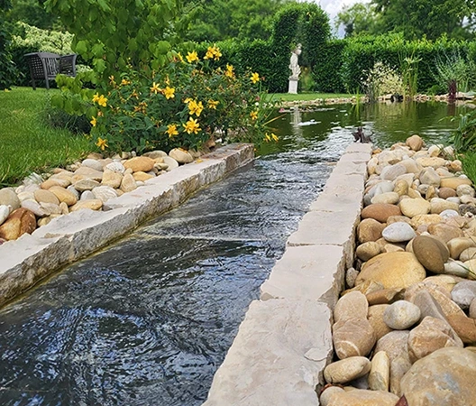 Chemin d'eau en pierre et ardoise