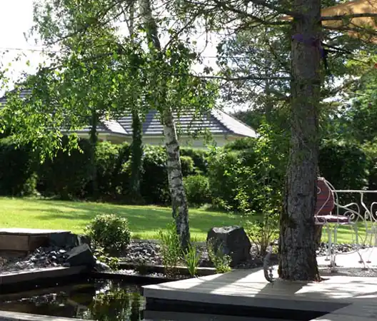 Photo Terrasse en bois entourée d'un bassin