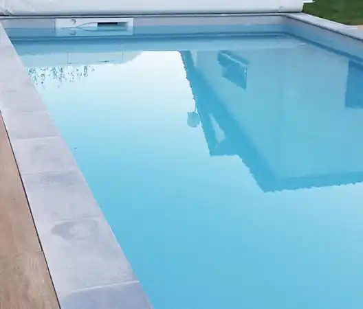 Photo Plage de piscine en grès cérame imitation bois et margelles en grès cérame gris