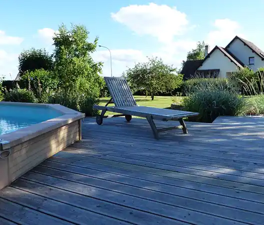 Photo Création d'une plage de piscine en bois