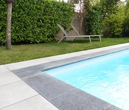 Photo Plage de piscine en grès cérame gris et margelles ton gris foncé