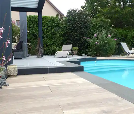 Photo Plage de piscine sur deux niveaux et mélange de matériaux