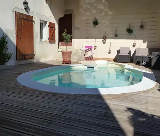 Photo Plage en bois autour de cette mini piscine