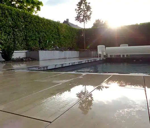 Photo Plage de piscine en grès cérame bois