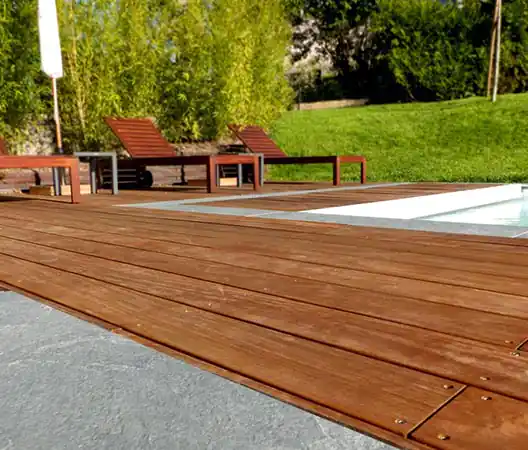 Photo Installation de plage de piscine en bois en région dijonnaise