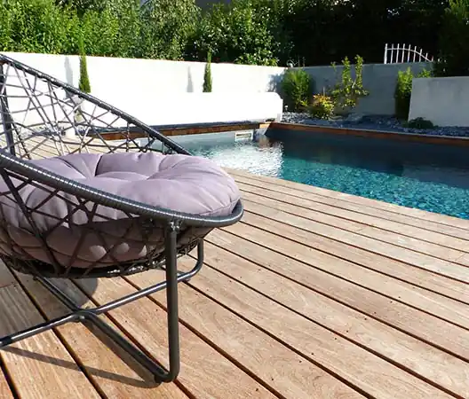 Photo Piscine et sa plage en bois agrémentée de massifs minéraux