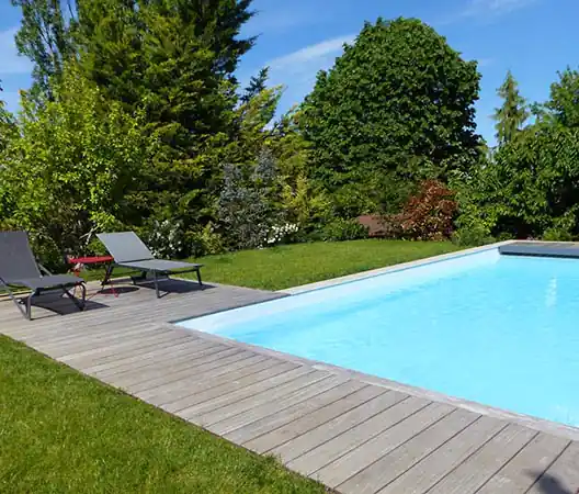 Photo Piscine et sa plage en bois