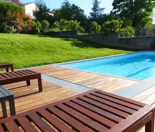 Photo Plage de piscine en bois et margelles en grès cérame