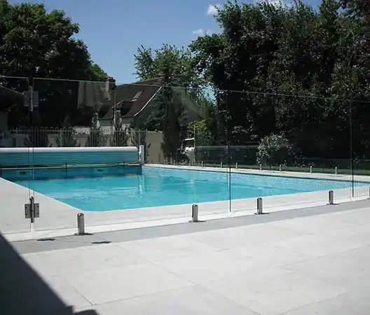 Photo Cloture de piscine en verre