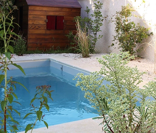 Création d'un espace piscine et massifs aux abords