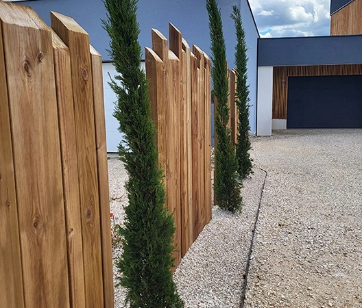 claustra en poutre de bois et cypres