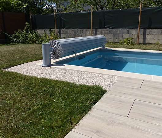plage de piscine et rideau de piscine
